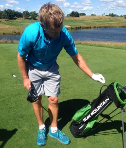 World champion Eri Crum shows the style of golf bag that Speedgolf competitors use.